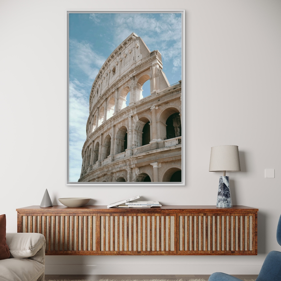 תמונת קנבס עוצמת הרומא – הקולוסיאום ברומא בצילום אדריכלי יוקרתי, מתוך קולקציית NEXTGEN BY BAR של תכשיט לבית, בהדפסה חלקה ואיכותית במיוחד.