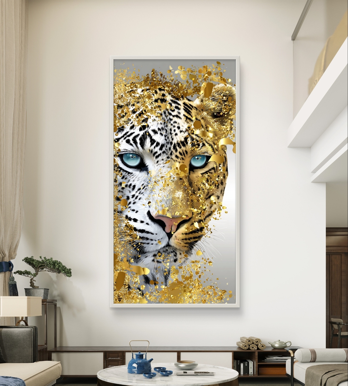 תמונת קנבס לאורך של נמר לבן עם עיניים כחולות ונגיעות זהב יוקרתיות בעיצוב מודרני