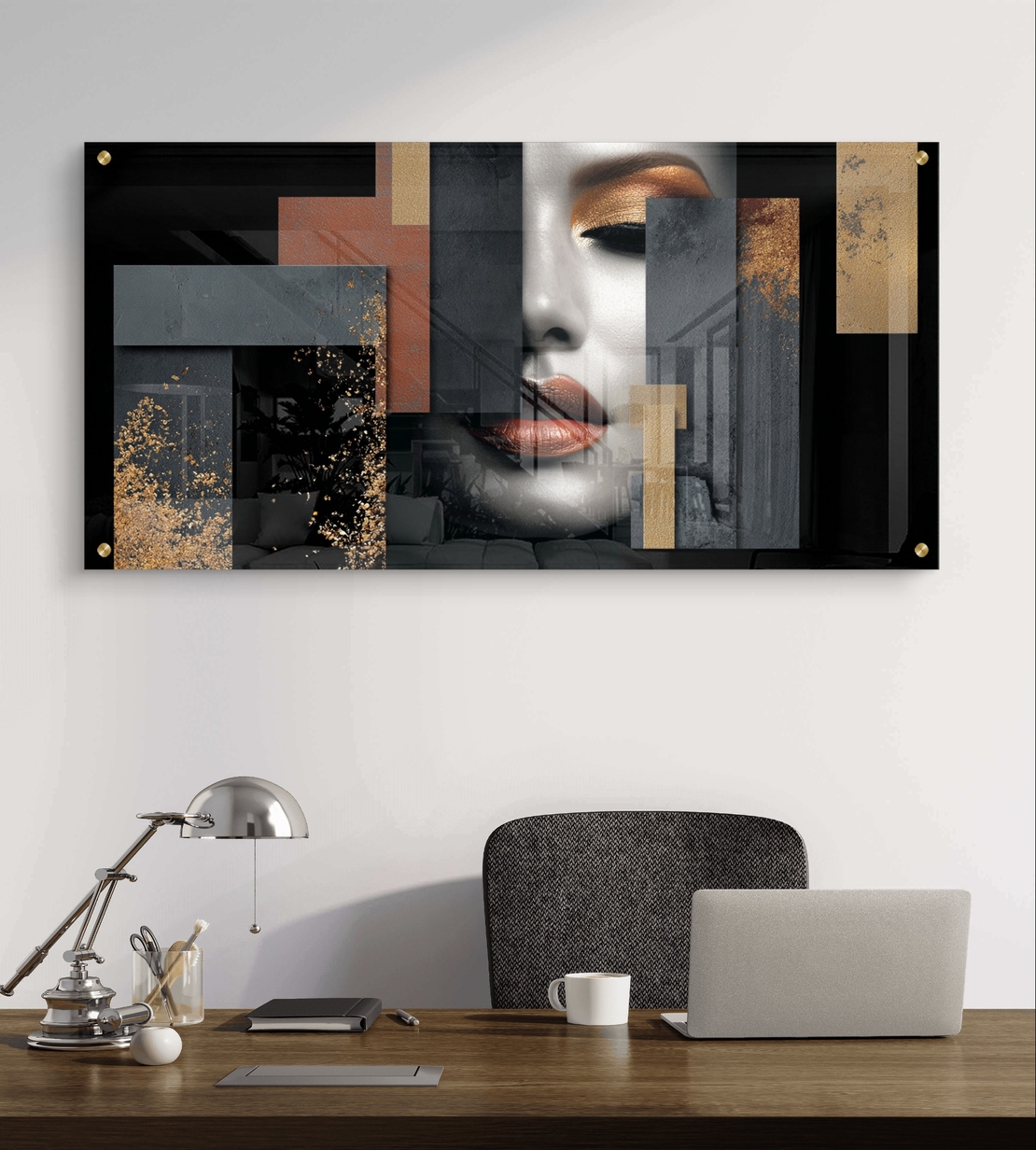 תמונת זכוכית לרוחב עם דיוקן נשי אבסטרקטי בגווני שחור, אפור וזהב בעיצוב יוקרתי