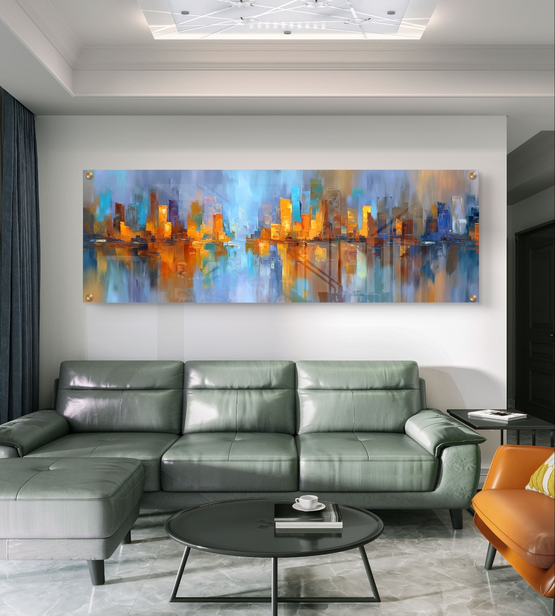 תמונת זכוכית פנורמית אבסטרקטית עם קו־רקיע עירוני והשתקפות במים בגווני כחול וזהב בעיצוב מודרני ויוקרתי