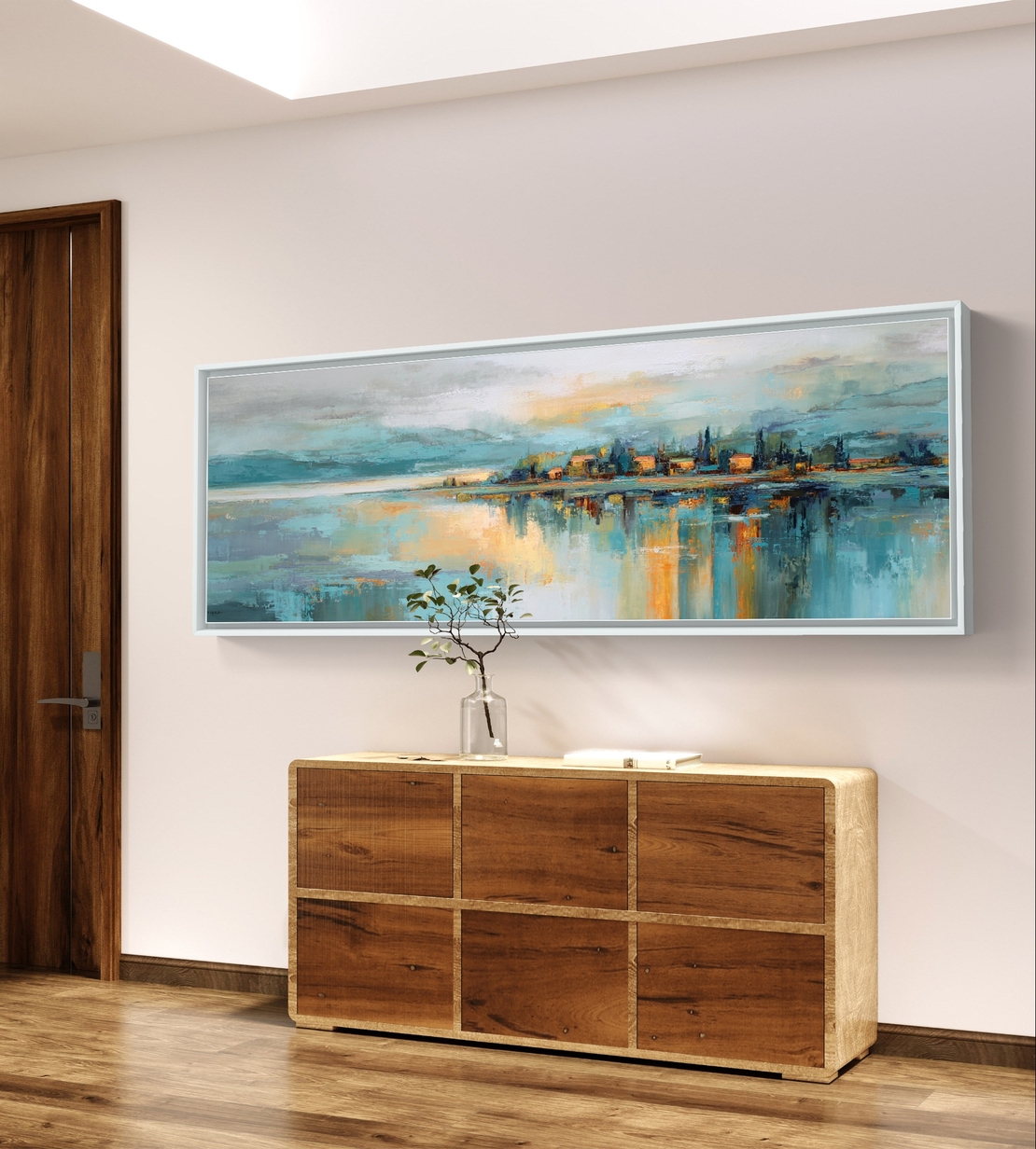 תמונת קנבס פנורמית אבסטרקטית עם קו אופק, השתקפות מים וגווני כחול, תכלת וזהב בעיצוב רגוע ויוקרתי