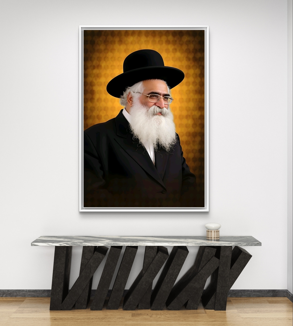 תמונת קנבס של רב יהודי מכובד עם זקן לבן וכובע שחור, עומד על רקע זהוב מעוטר, מקרינה רוחניות וחום.
