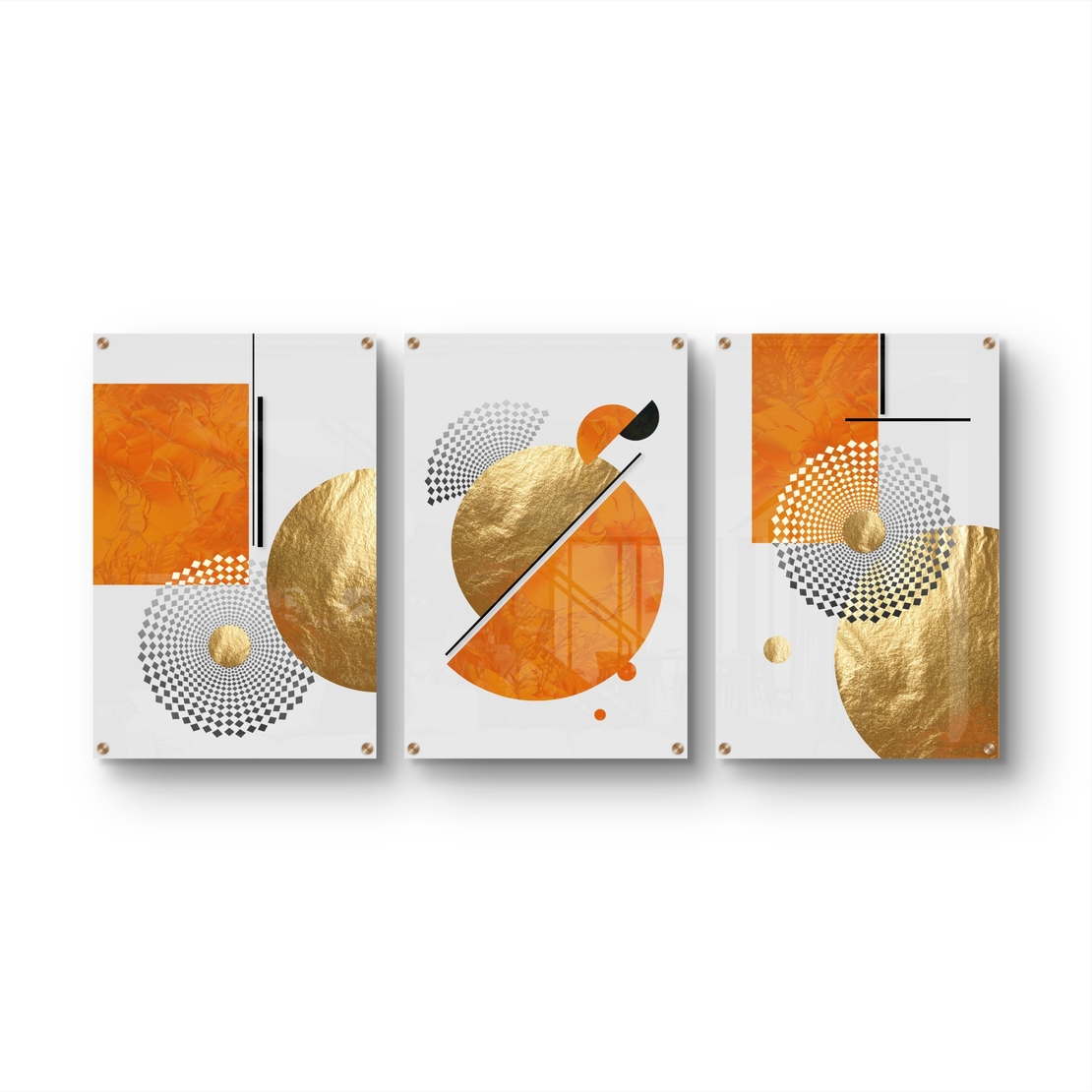 תמונת זכוכית מחולקת לשלושה חלקים בעיצוב גיאומטרי בגווני כתום וזהב תלויה מעל ספה מודרנית בסלון.