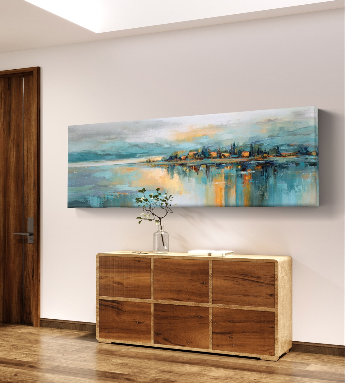 תמונת קנבס פנורמית אבסטרקטית עם קו אופק, השתקפות מים וגווני כחול, תכלת וזהב בעיצוב רגוע ויוקרתי