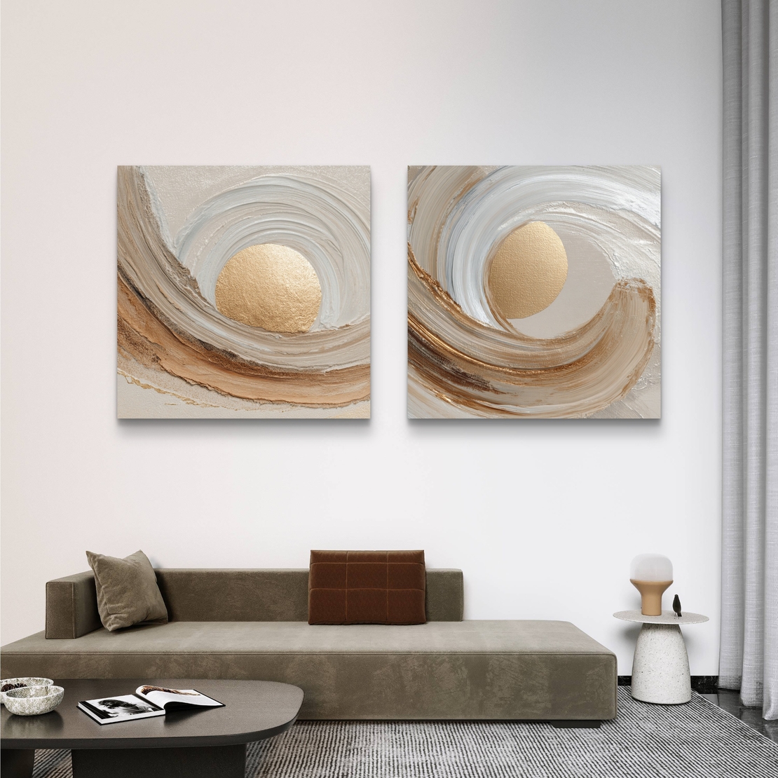 זוג תמונות קנבס מרובעות בסגנון אבסטרקטי עם אלמנט זהב וגוונים רכים