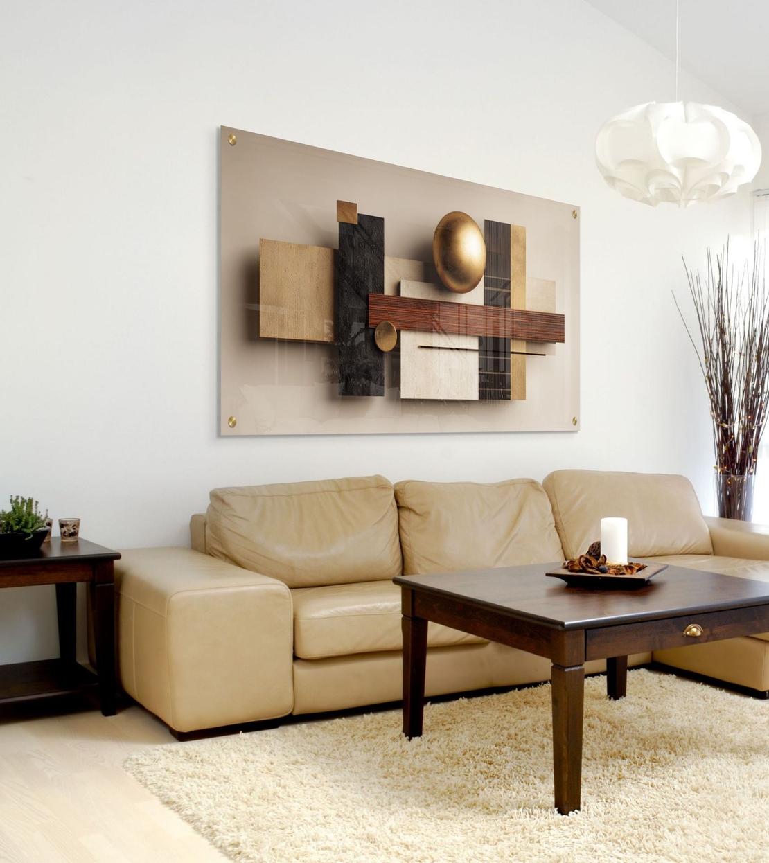 תמונת זכוכית לרוחב בעיצוב גאומטרי מודרני עם כדור זהב, עץ ושיש מתוך קולקציית תכשיט לבית.