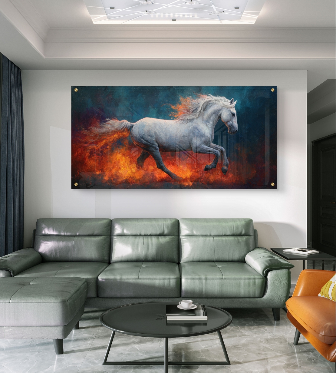 תמונת זכוכית בהדפסה חלקה של סוס לבן דוהר בין להבות אש, בעיצוב דרמטי ועוצמתי לסלון או פינת אוכל.