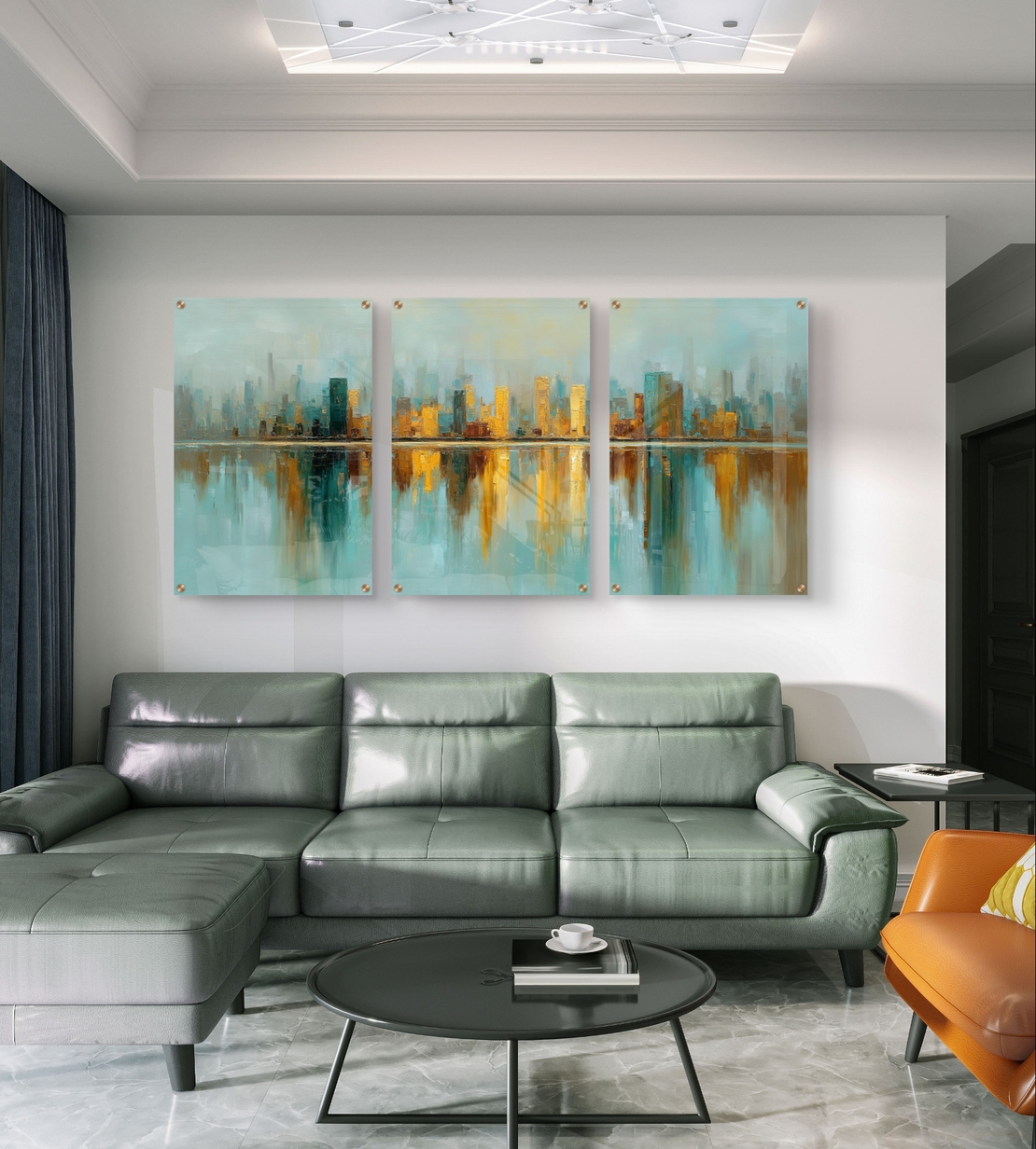 סט שלישייה של תמונות זכוכית אבסטרקטיות עם קו־רקיע עירוני בגווני תכלת וזהב והשתקפות מים