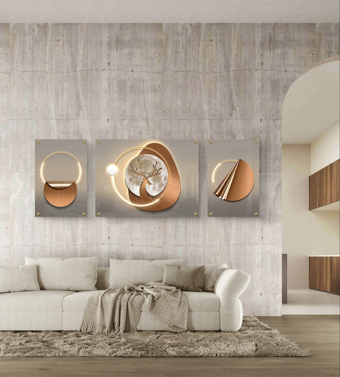 תמונת זכוכית מחולקת עם עיצוב גיאומטרי בגווני זהב ונחושת ומוטיב אור מרכזי