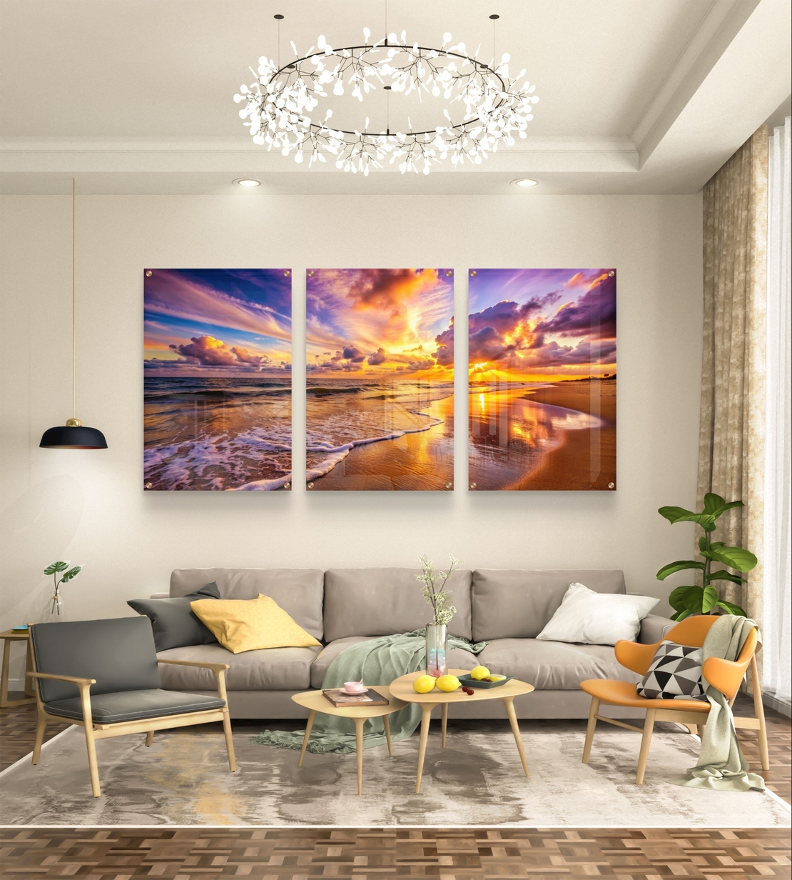 שלישיית תמונות זכוכית של חוף ים בשקיעה עם שמיים צבעוניים והשתקפות על החול, עיצוב יוקרתי לסלון