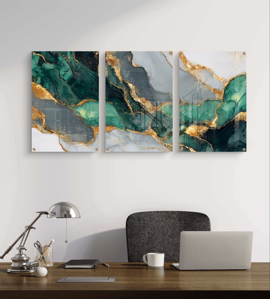 שלישיית תמונות זכוכית אבסטרקטיות בגווני ירוק, טורקיז וזהב עם מראה מינרלי יוקרתי