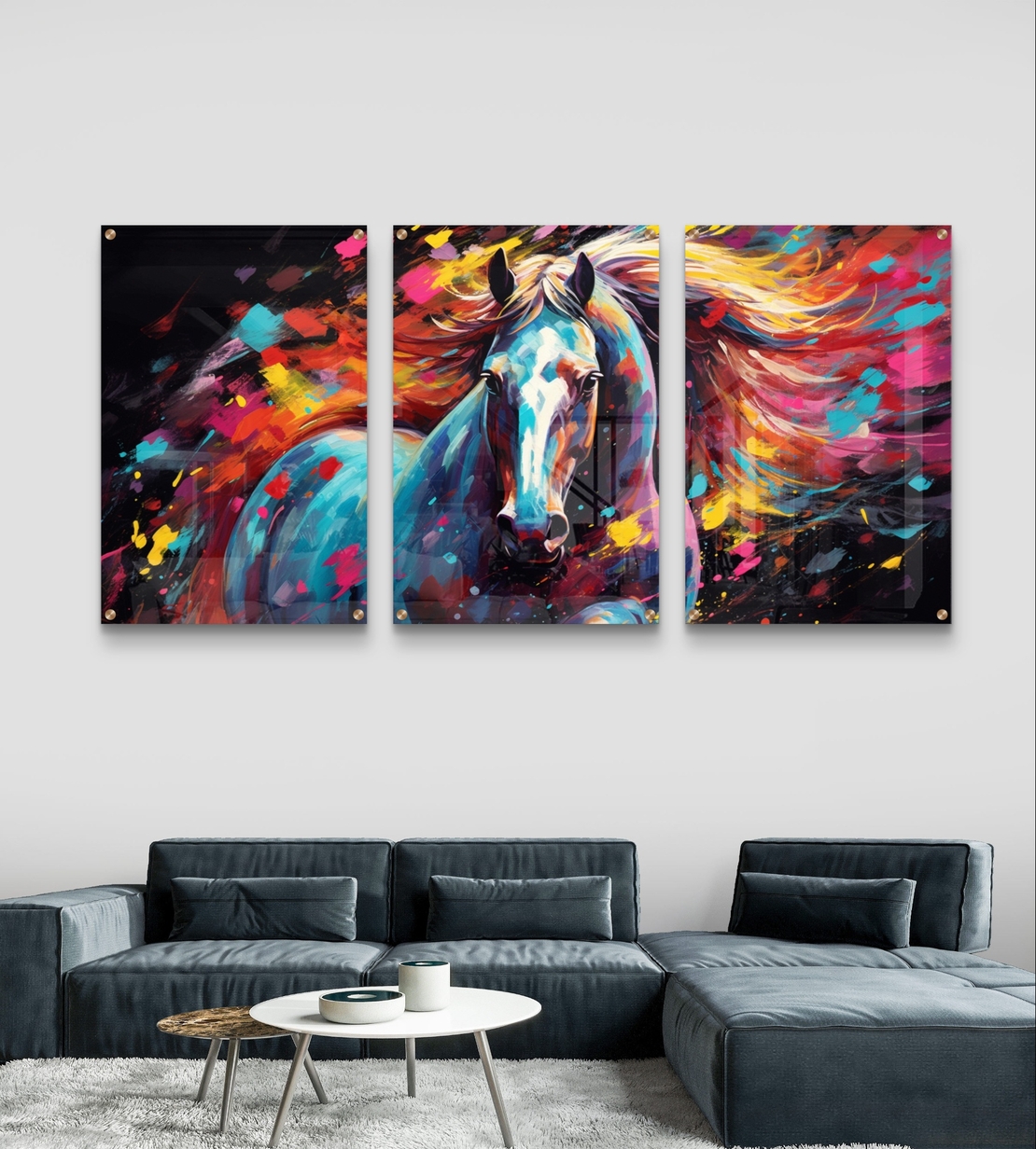 שלישיית תמונות זכוכית עם סוס אבסטרקטי וצבעים עזים בגווני טורקיז, אדום וצהוב בעיצוב מודרני ועוצמתי לסלון