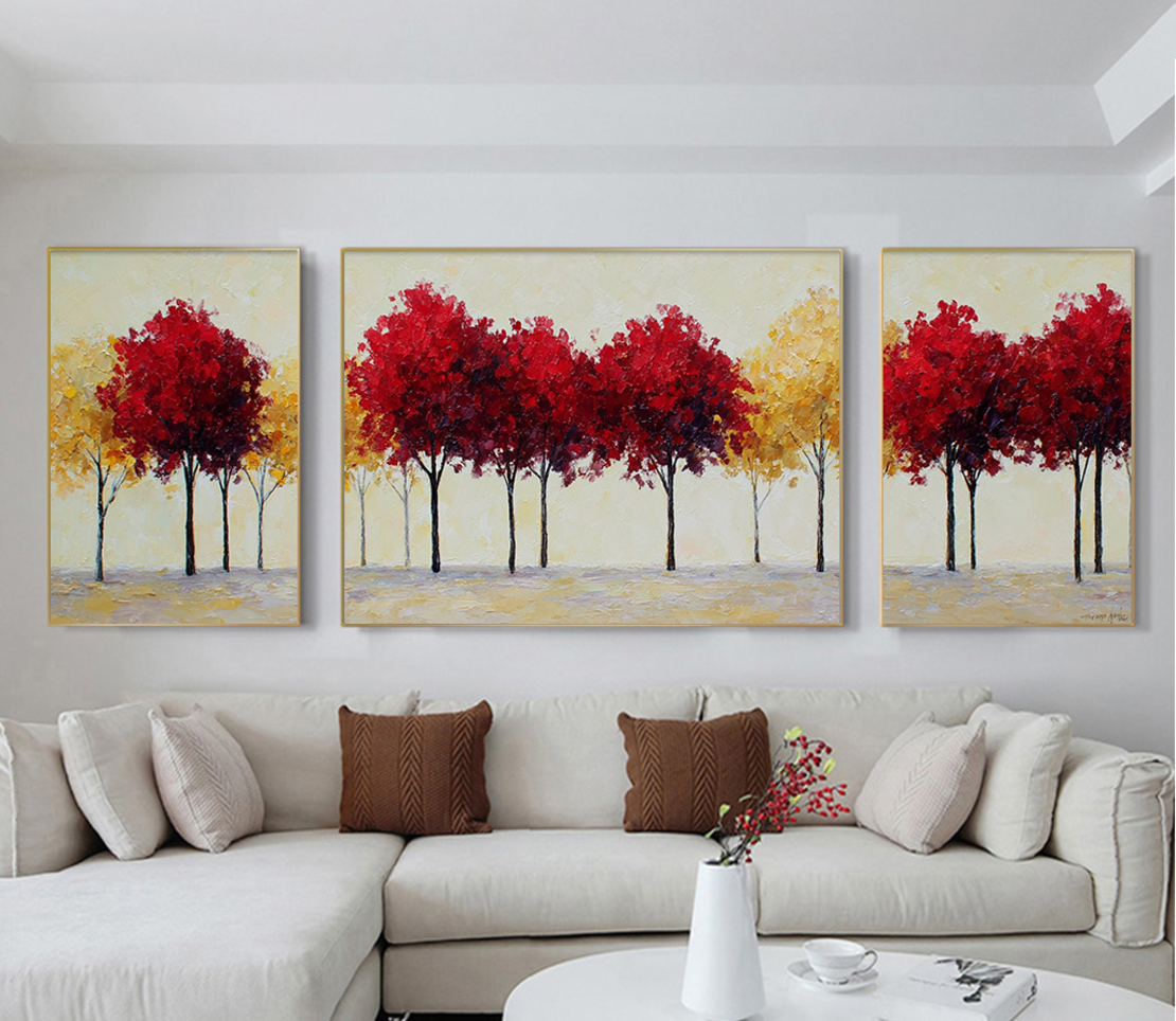 תמונת קנבס מחולקת בהדפסה חלקה של שדרת עצים בגווני אדום וזהב, בעיצוב חמים והרמוני לסלון.