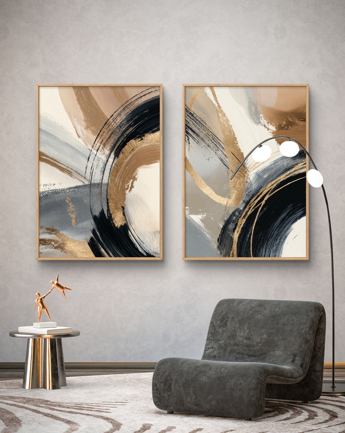 זוג תמונות קנבס מופשטות בגווני שחור, זהב וחום בהיר עם משיחות צבע רחבות בעיצוב מודרני