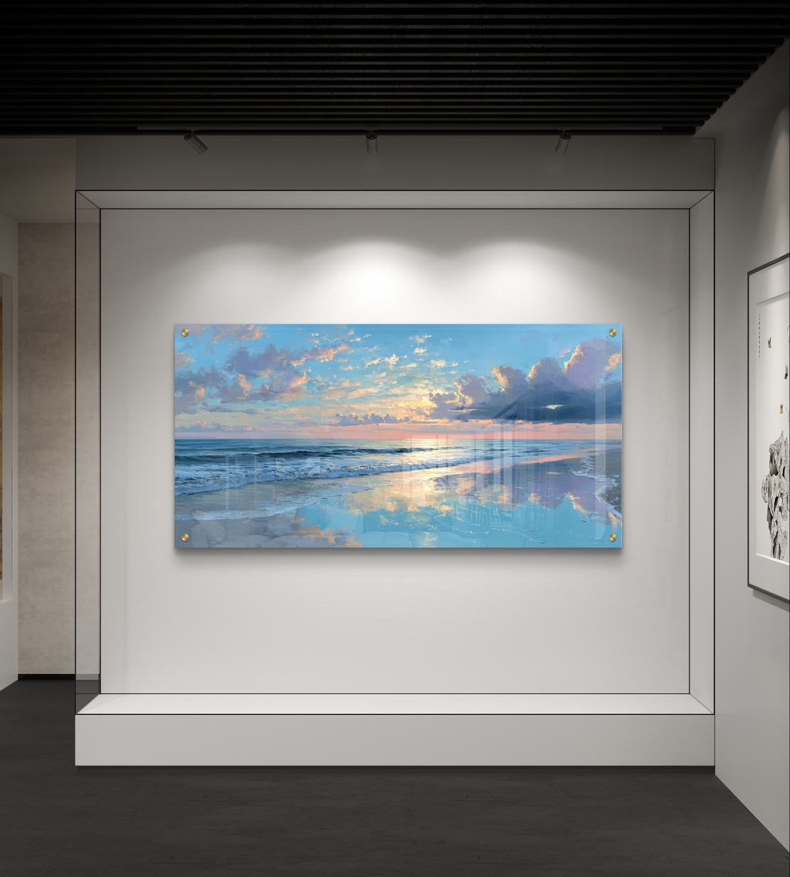 תמונת זכוכית לרוחב של שקיעה מעל הים עם השתקפות מים בגווני כחול וזהב בעיצוב יוקרתי