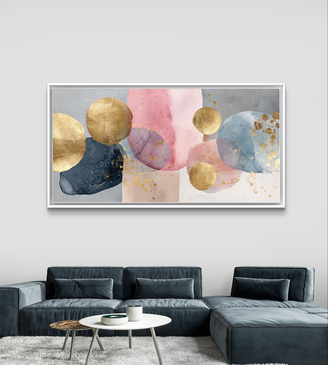 קנבס מודרני עם צורות עגולות בזהב, כתמי צבע רכים בכחול ונייבי על רקע בהיר