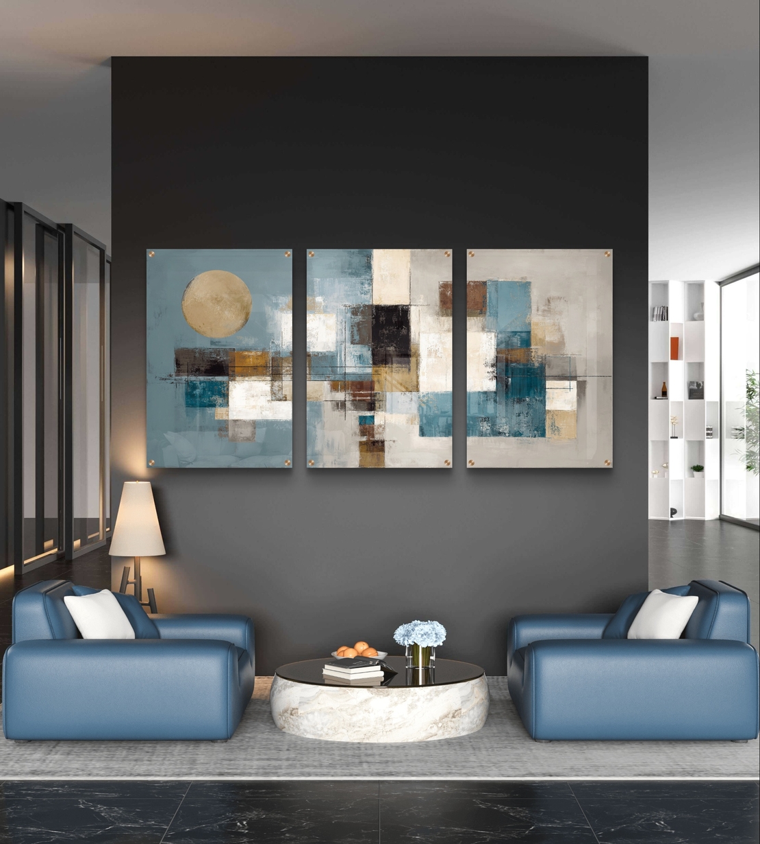 שלישיית תמונות זכוכית אבסטרקטיות בגווני תכלת, זהב ושמנת בעיצוב מודרני ויוקרתי לסלון