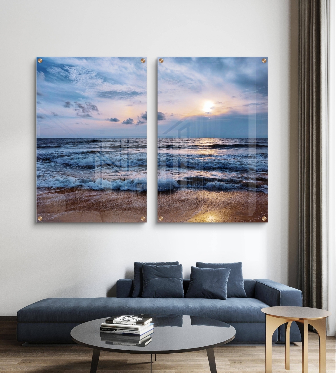 זוג תמונות זכוכית עם ים פתוח וגלים בתנועה עדינה, שמיים בהירים ועיצוב רגוע ואלגנטי לקיר הבית