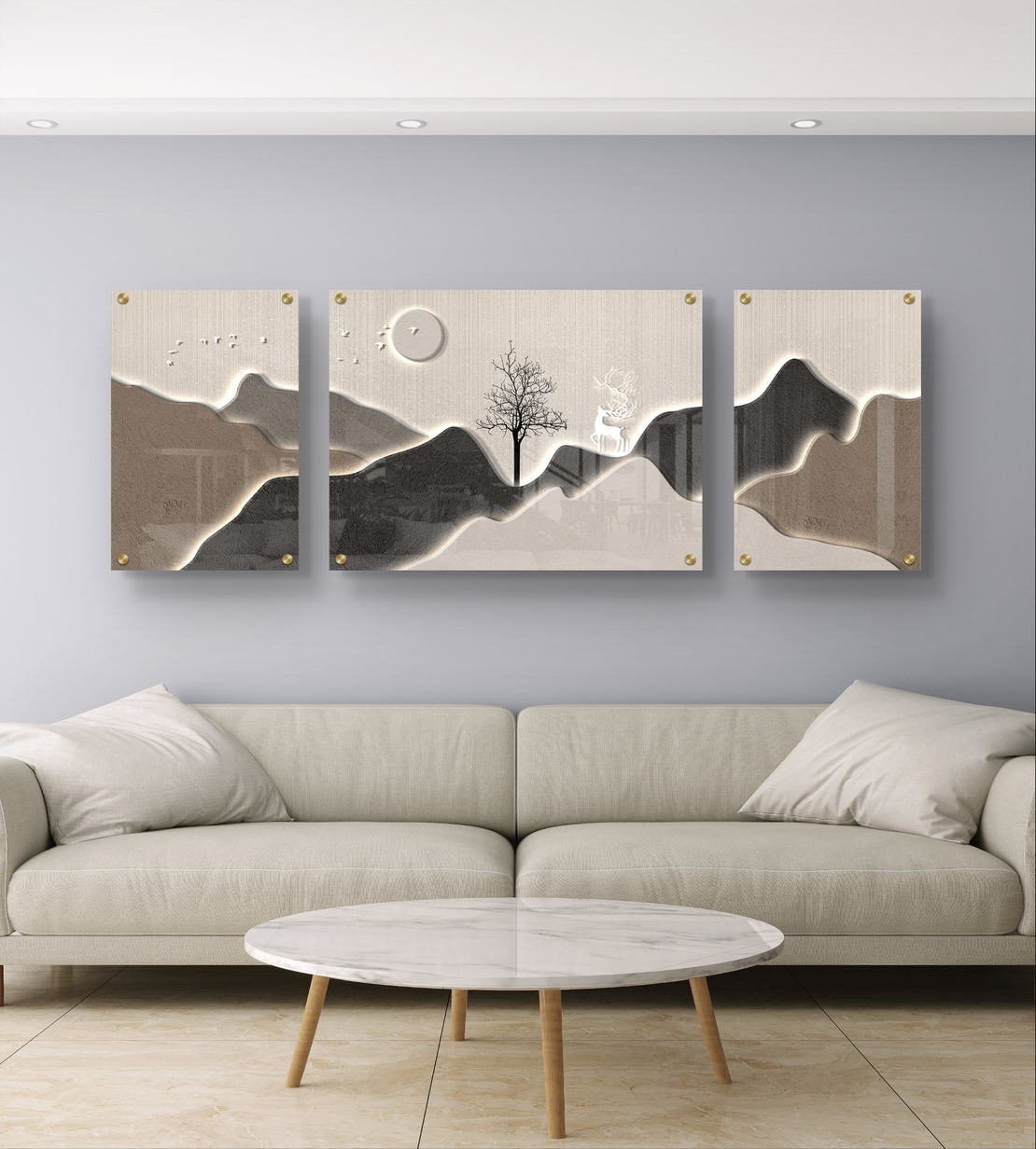 סט תמונות זכוכית מחולקות בעיצוב מופשט עם קווים רכים, עץ בודד וגוונים טבעיים של בז’, אפור וירקרק בסלון מודרני