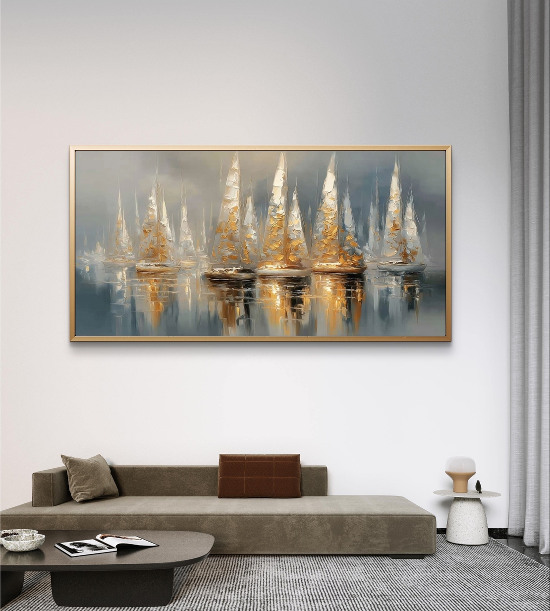 תמונת קנבס לרוחב עם סירות מפרש בגווני כחול ושמנת עם נגיעות זהב, משתקפות במים בעיצוב רגוע ויוקרתי לסלון.
