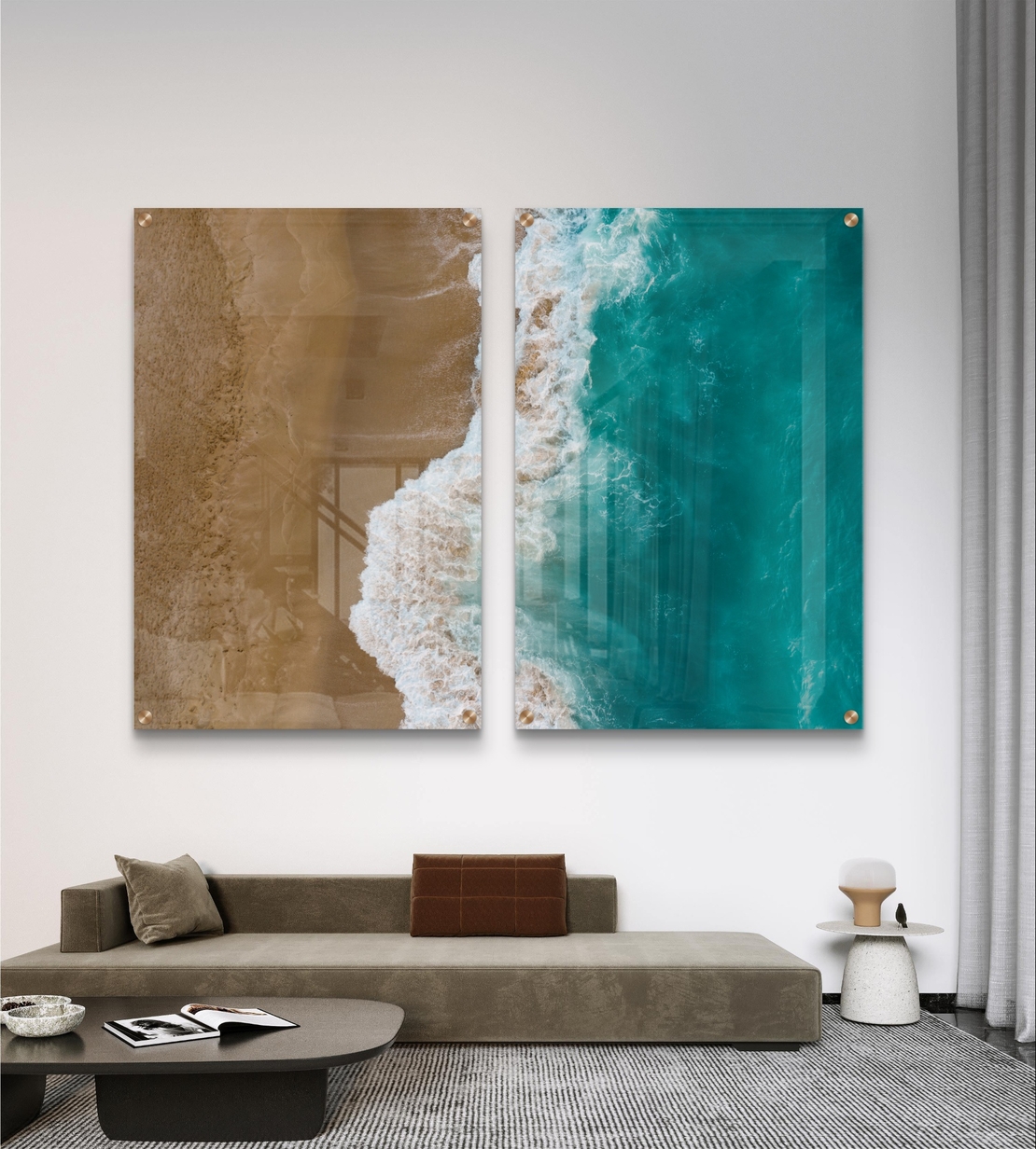 זוג תמונות זכוכית במבט על של חוף וים, מפגש בין חול חמים למים טורקיזיים בעיצוב מודרני ורגוע לקיר הבית