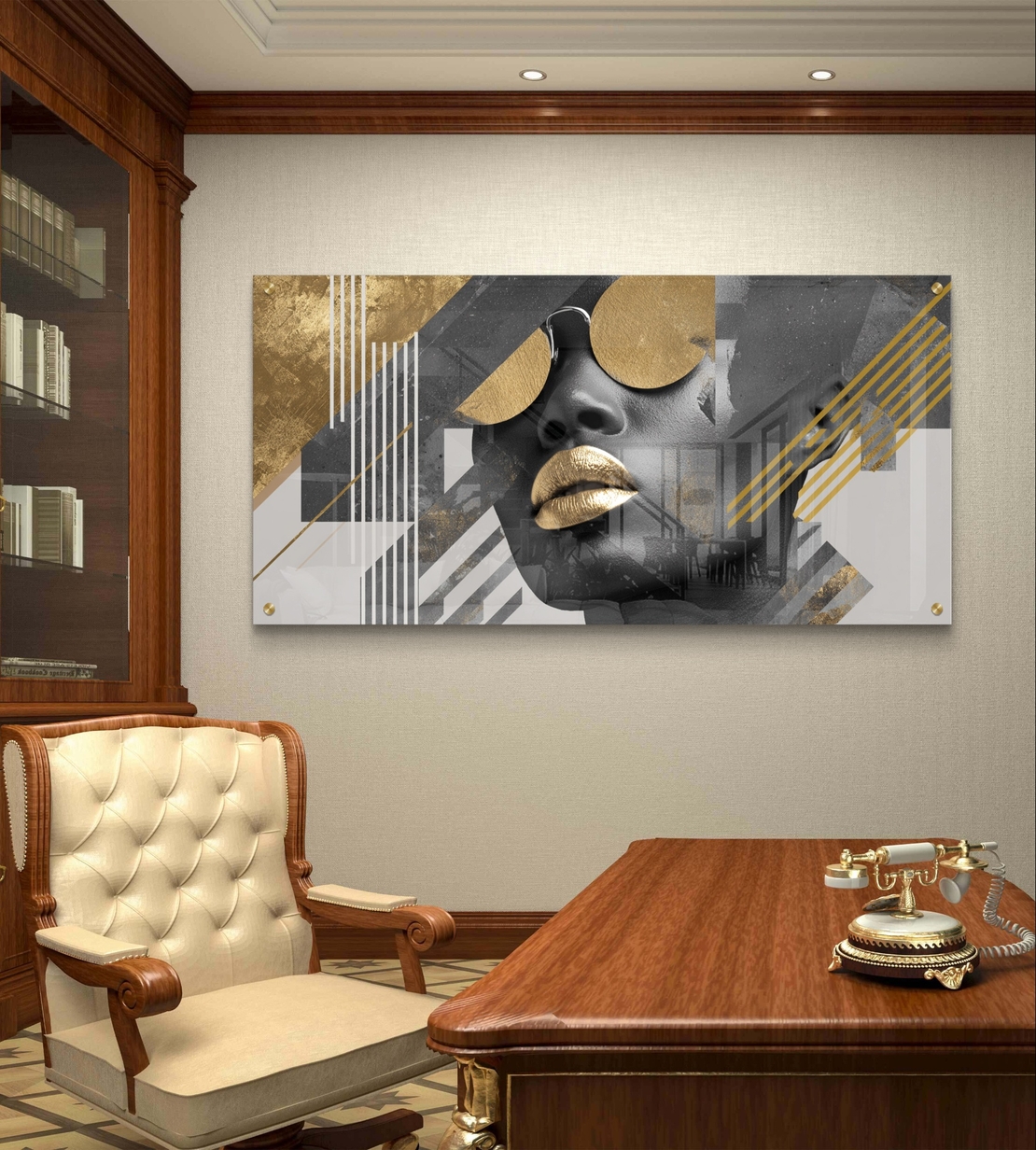 תמונת זכוכית עם פורטרט נשי בשחור-לבן וקווים גיאומטריים מוזהבים בהדפסה חלקה