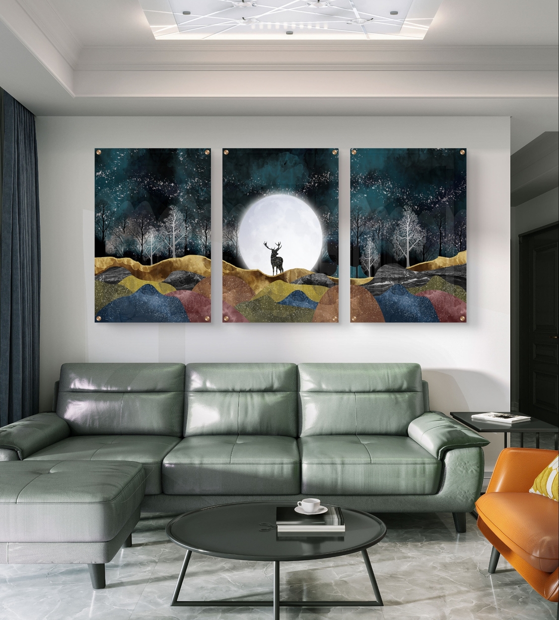 שלישיית תמונות זכוכית עם ירח מלא ואייל בנוף טבעי בגווני כחול וזהב, בעיצוב יוקרתי ומרגיע לסלון