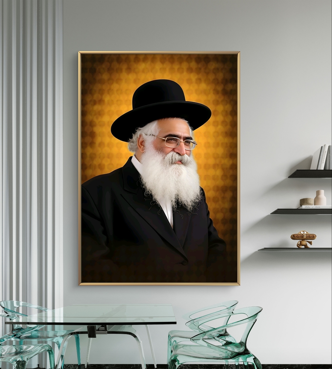 תמונת קנבס של רב יהודי מכובד עם זקן לבן וכובע שחור, עומד על רקע זהוב מעוטר, מקרינה רוחניות וחום.