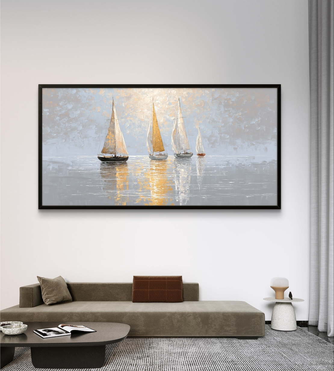 תמונת קנבס לרוחב עם סירות מפרש על ים שקט בגווני זהב, שמנת ואפור עם השתקפות עדינה במים