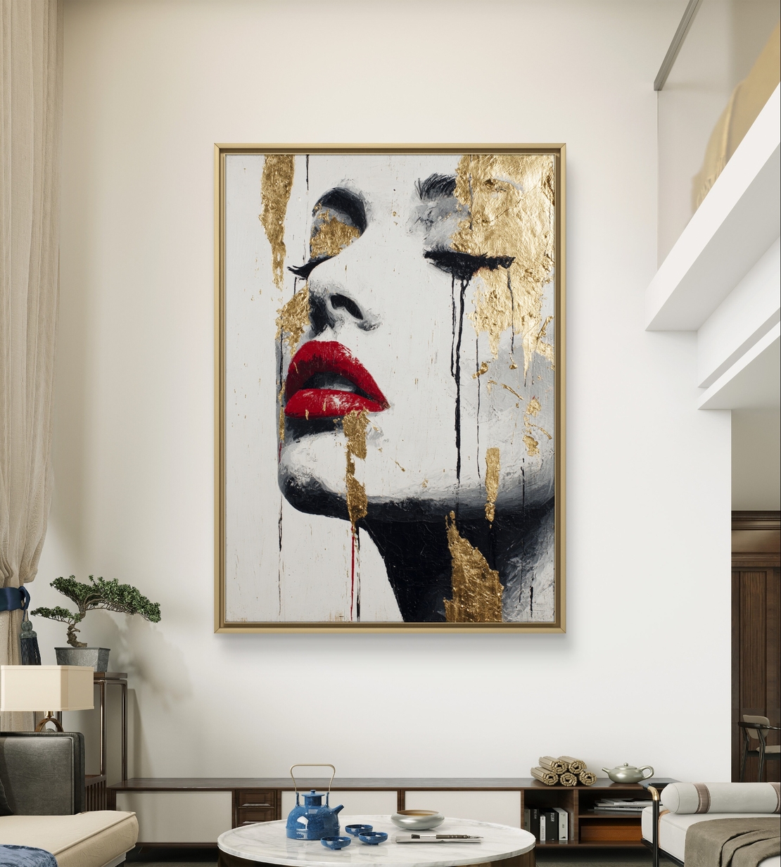 תמונת קנבס עם דיוקן נשי אבסטרקטי בגווני שחור ולבן, שפתיים אדומות ונגיעות זהב בעיצוב יוקרתי ודרמטי