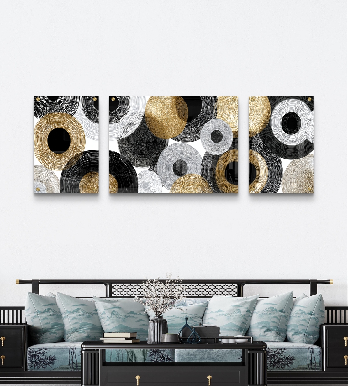 תמונת זכוכית מחולקת אבסטרקטית עם מעגלים בגווני שחור, לבן ואפור ונגיעות זהב