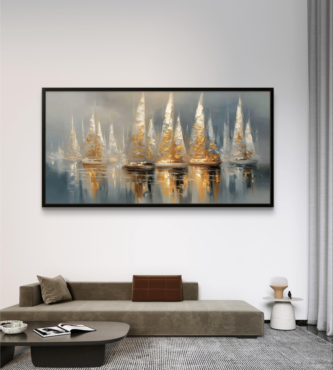 תמונת קנבס לרוחב עם סירות מפרש בגווני כחול ושמנת עם נגיעות זהב, משתקפות במים בעיצוב רגוע ויוקרתי לסלון.