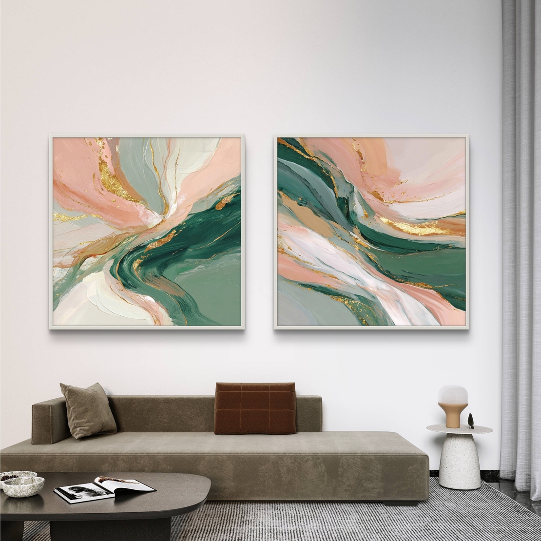 סט זוג תמונות קנבס מרובעות בעיצוב אבסטרקטי בגווני ירוק עמוק, ורוד פודרה ושמנת עם נגיעות זהב אלגנטיות, תלויות מעל ספה מודרנית.