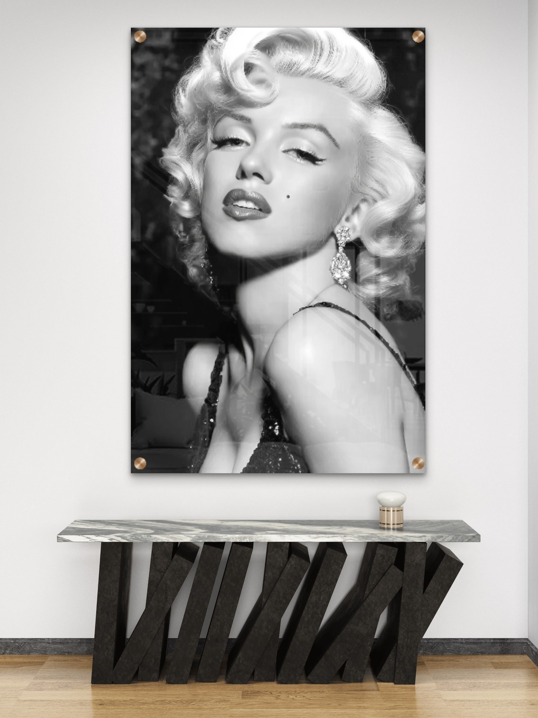 תמונת זכוכית של מרלין מונרו בעיצוב יוקרתי בשחור־לבן, הדפסה חלקה ומדויקת מבית תכשיט לבית – NEXTGEN BY BAR.