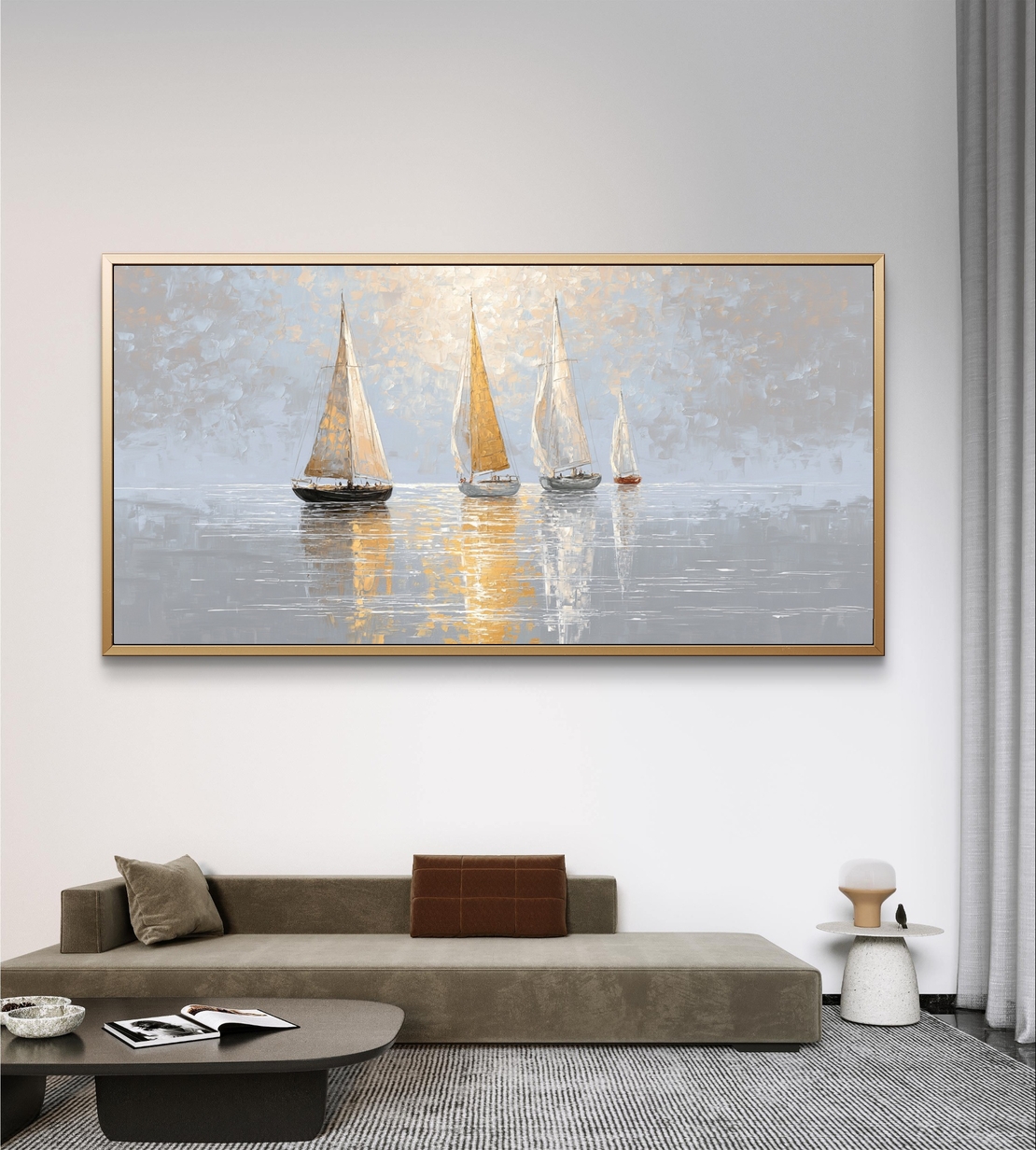 תמונת קנבס לרוחב עם סירות מפרש על ים שקט בגווני זהב, שמנת ואפור עם השתקפות עדינה במים