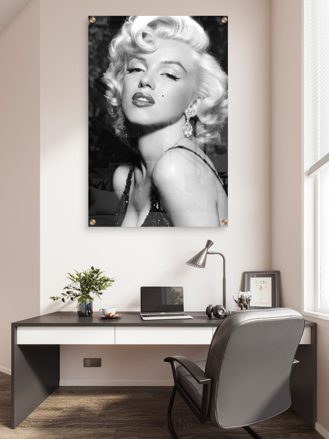 תמונת זכוכית של מרלין מונרו בעיצוב יוקרתי בשחור־לבן, הדפסה חלקה ומדויקת מבית תכשיט לבית – NEXTGEN BY BAR.