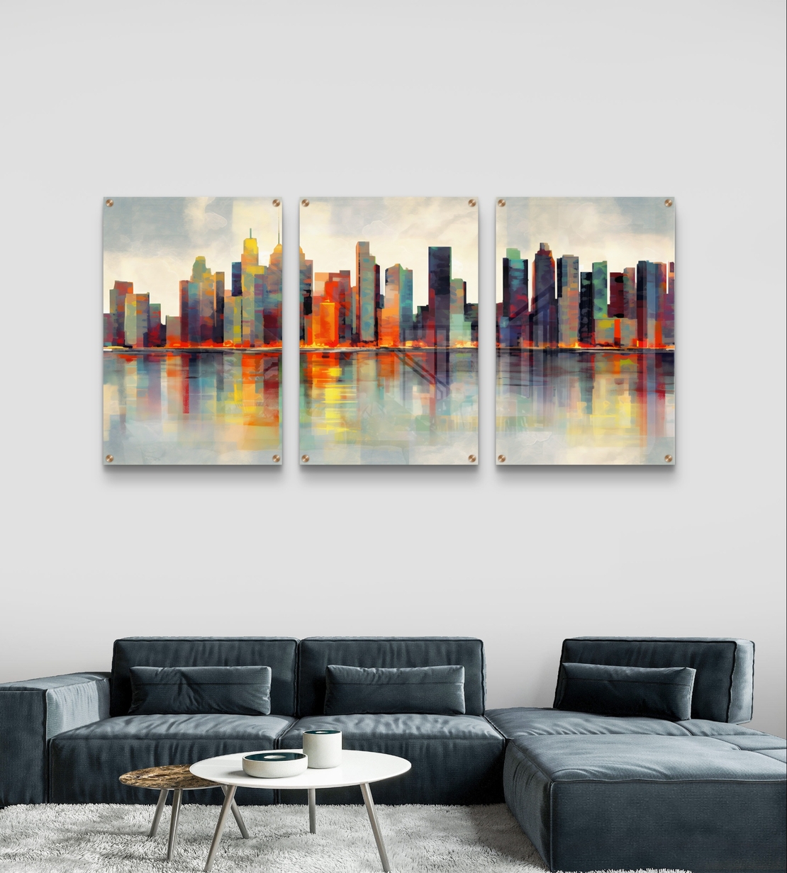 שלישיית תמונות זכוכית עם קו רקיע עירוני אבסטרקטי והשתקפות במים בגווני טורקיז וכתום