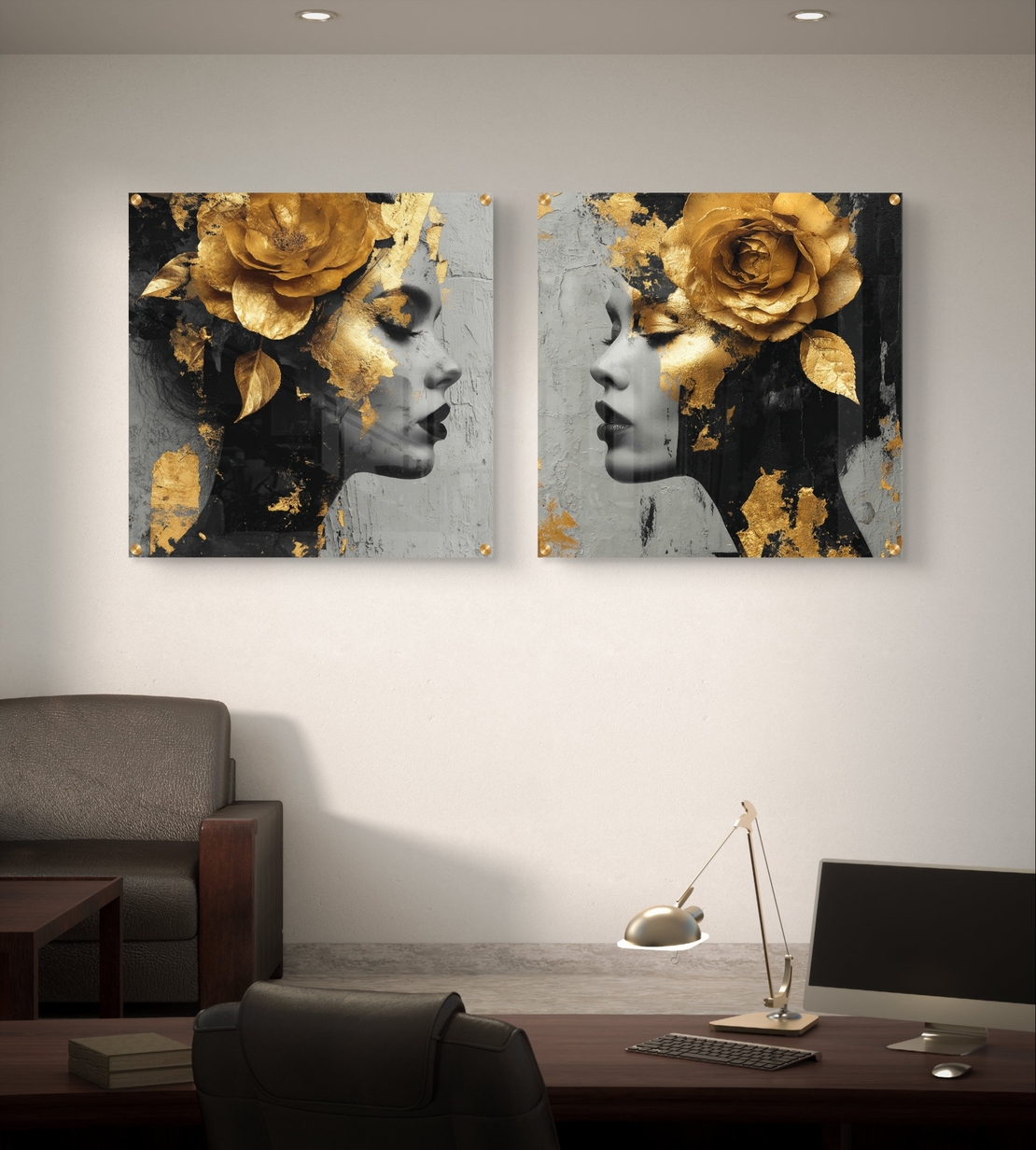 זוג תמונות זכוכית מרובעות עם דמויות נשיות בפרופיל ונגיעות זהב, בעיצוב אמנותי יוקרתי לקיר.