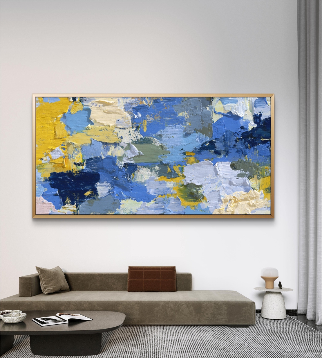 תמונת קנבס אבסטרקטית לרוחב בגווני כחול וצהוב עם שכבות צבע ותנועת מכחול מודרנית