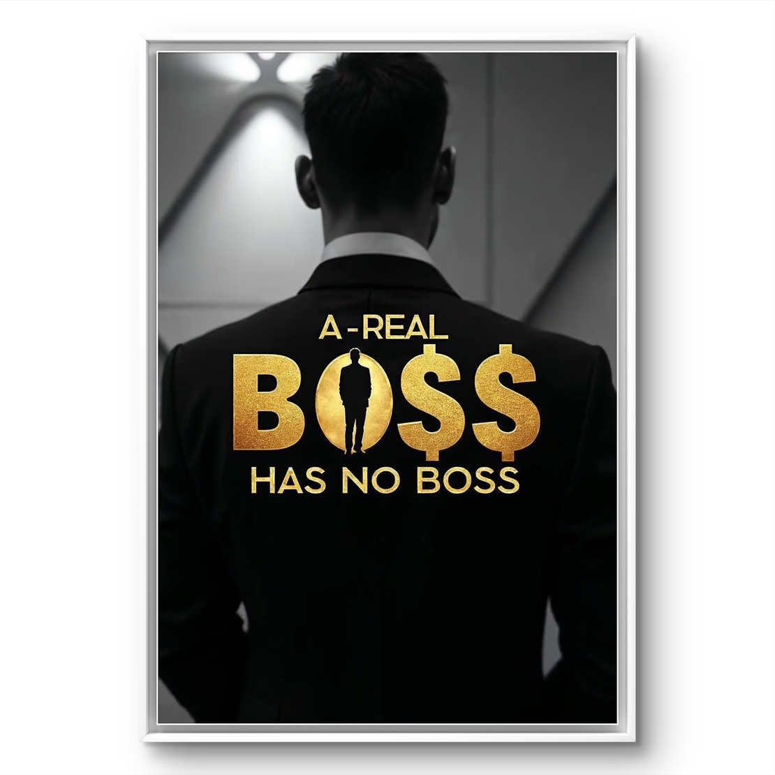 תמונת קנבס עם הכיתוב “A Real Boss Has No Boss” בזהב ודמות גבר בחליפה – תמונת מוטיבציה יוקרתית