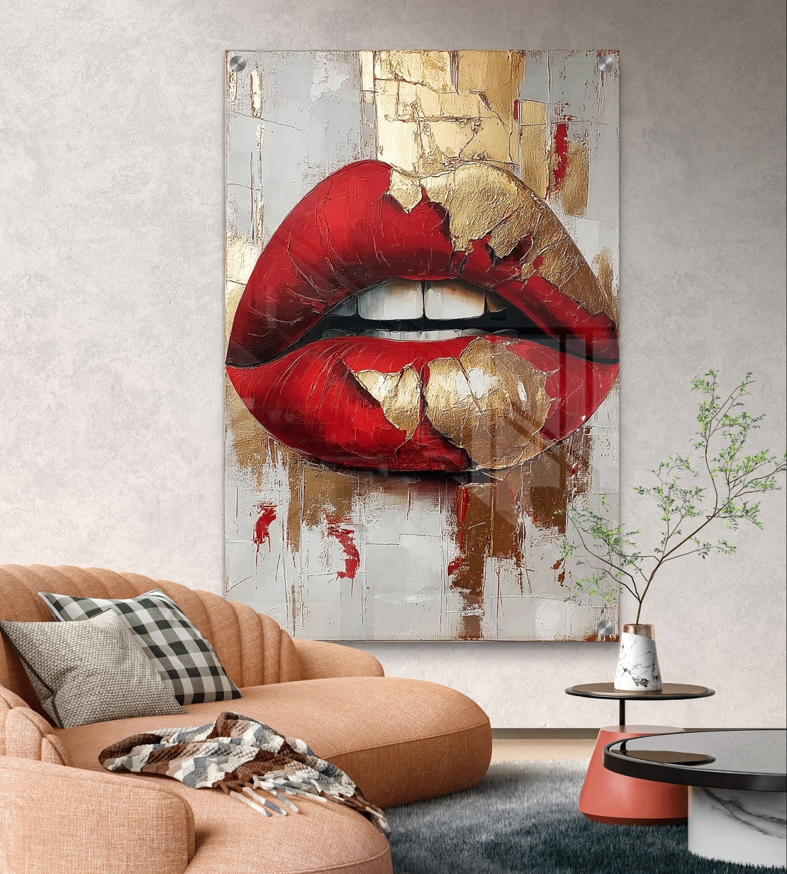 תמונת זכוכית עם שפתיים אדומות ונגיעות זהב בעיצוב מודרני, נועז ויוקרתי לקיר הבית