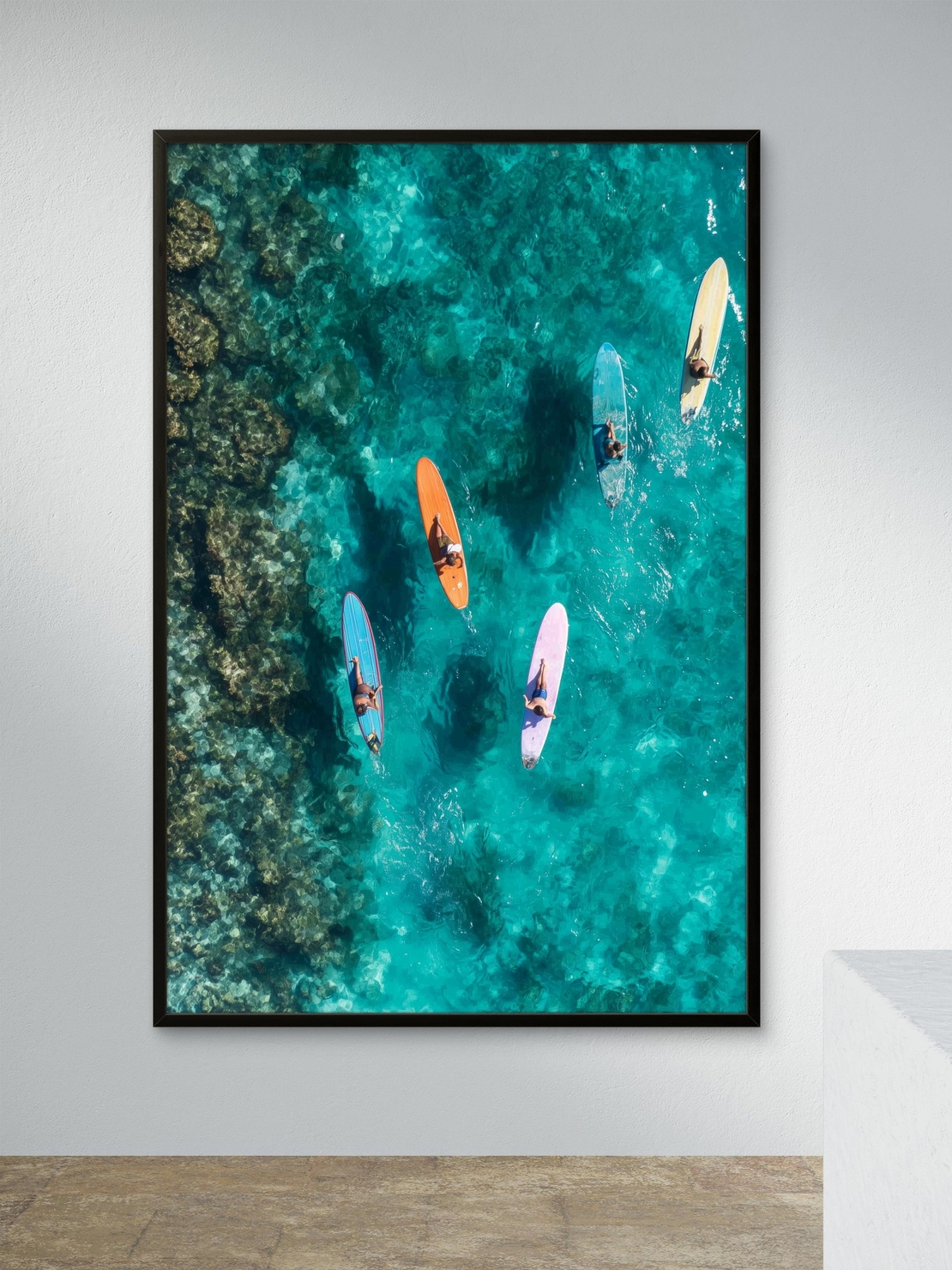 תמונת קנבס גלים של חופש – ארבעה גולשים מעל ים טורקיז צלול, מתוך קולקציית NEXTGEN BY BAR של תכשיט לבית, בהדפסה חלקה ואיכותית לעיצוב מודרני.