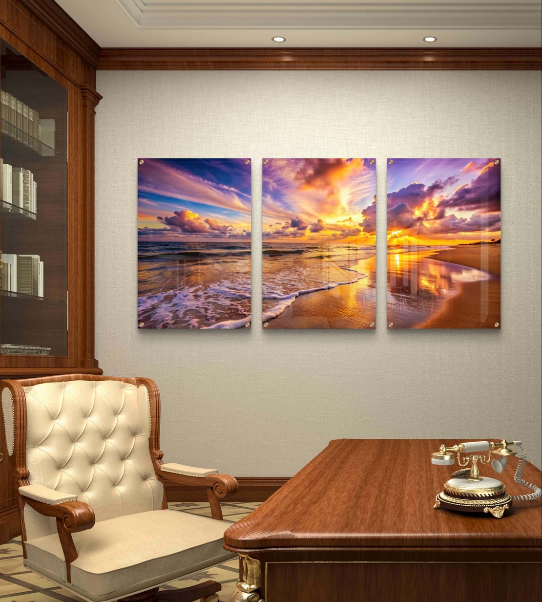 שלישיית תמונות זכוכית של חוף ים בשקיעה עם שמיים צבעוניים והשתקפות על החול, עיצוב יוקרתי לסלון