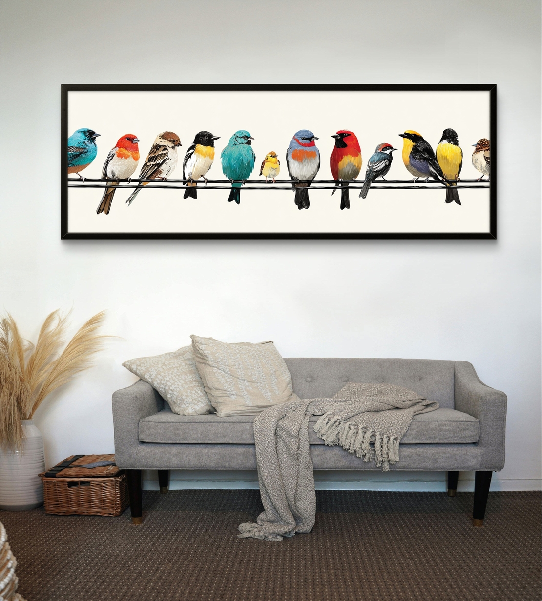 קנבס רחב לסלון המציג ציפורים צבעוניות בהרמוניה על חוט דק.