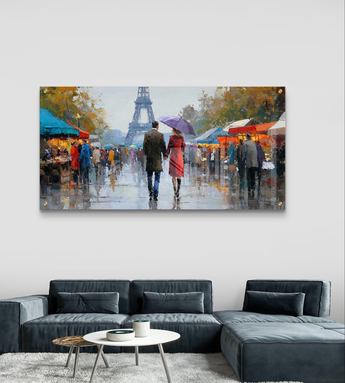 תמונת זכוכית לרוחב עם זוג מטייל בפריז בגשם, מגדל אייפל ברקע ועיצוב רומנטי ויוקרתי