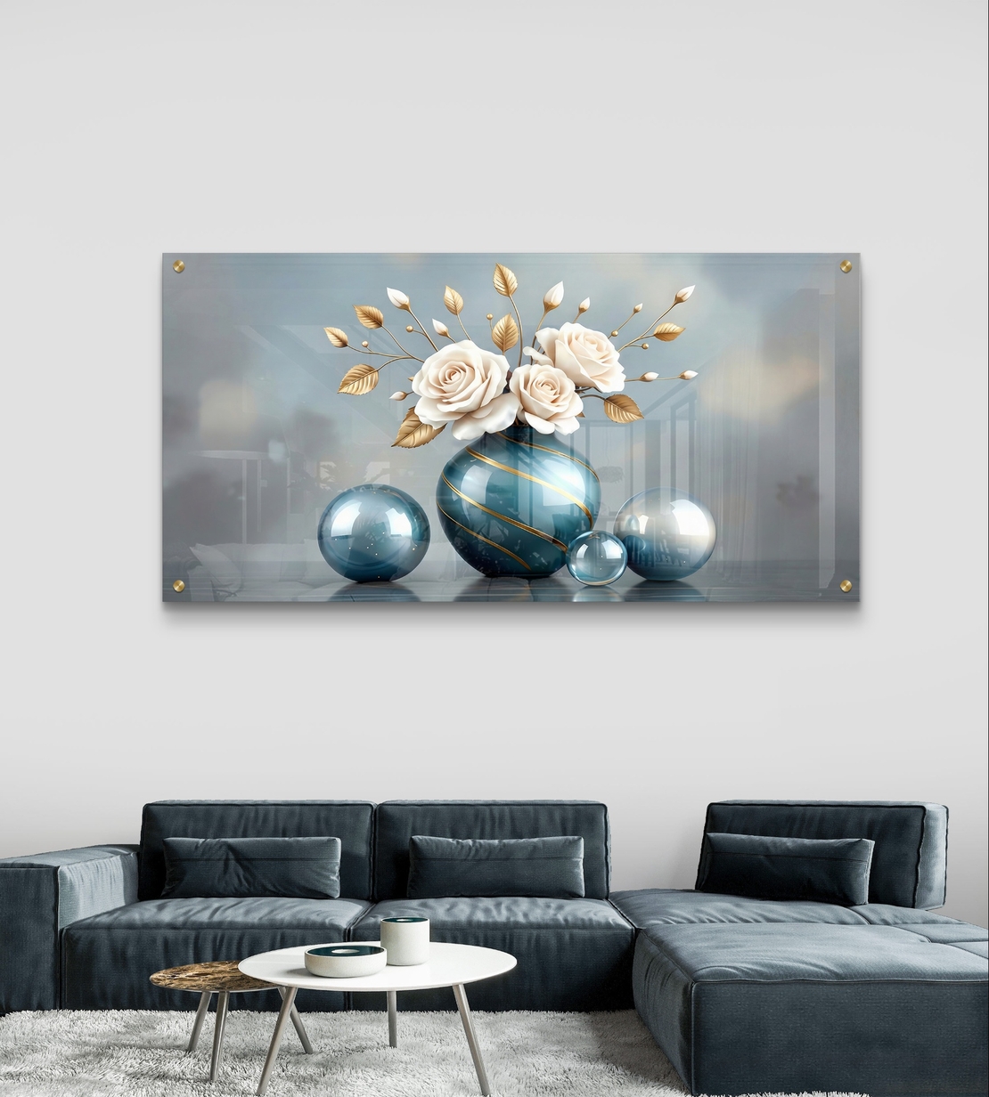 הדפסה על זכוכית של אגרטל תכלת עם פרחים לבנים וכדורים דקורטיביים מבריקים