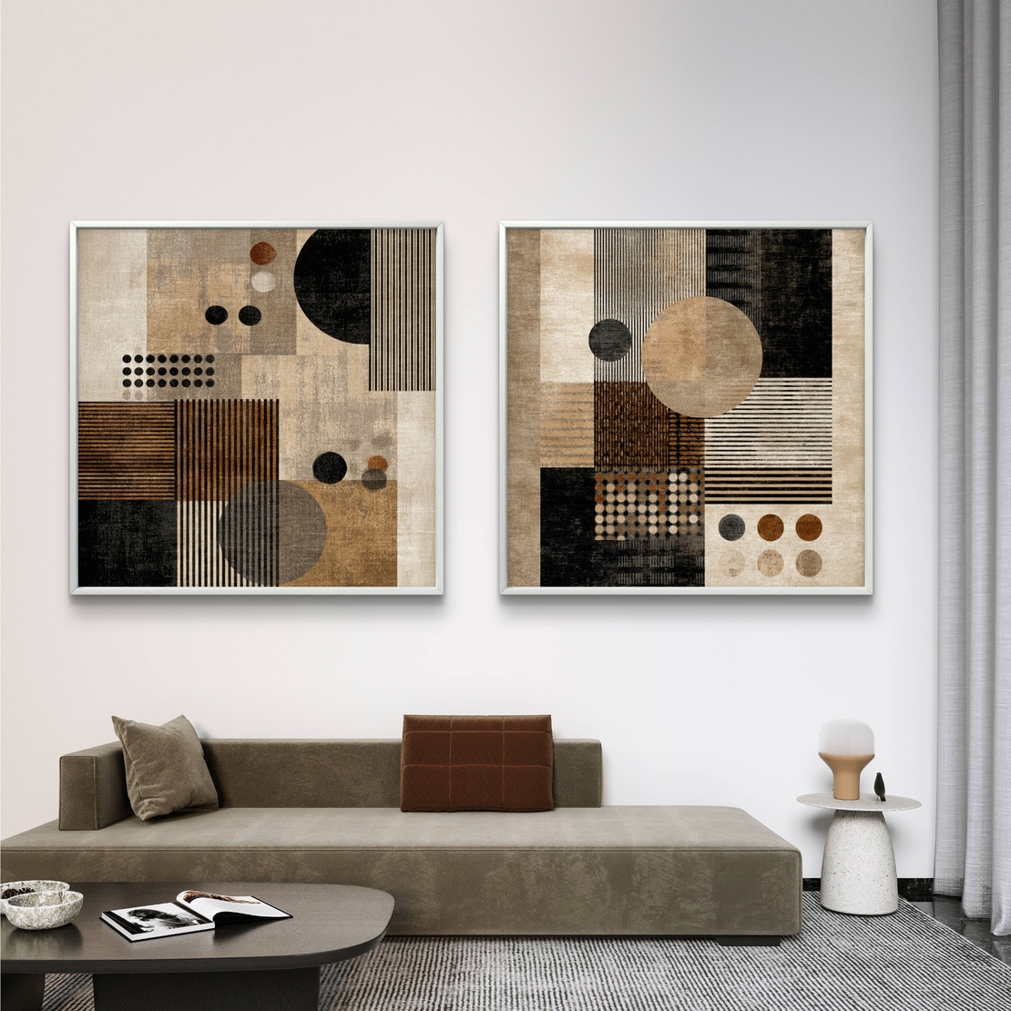 זוג תמונות קנבס מרובעות עם עיצוב גאומטרי בגווני שחור, חום ושמנת, בהדפסה חלקה ללא תבליט מקולקציית תכשיט לבית.