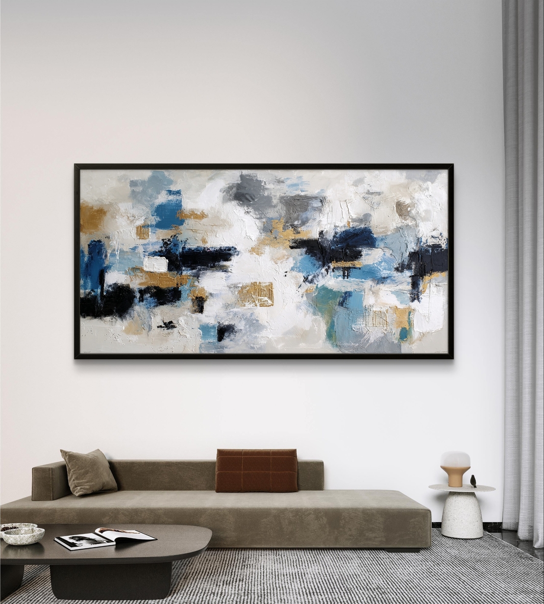 ציור קיר רחב בסגנון אבסטרקט נקי עם כתמי צבע כחולים ונגיעות זהב