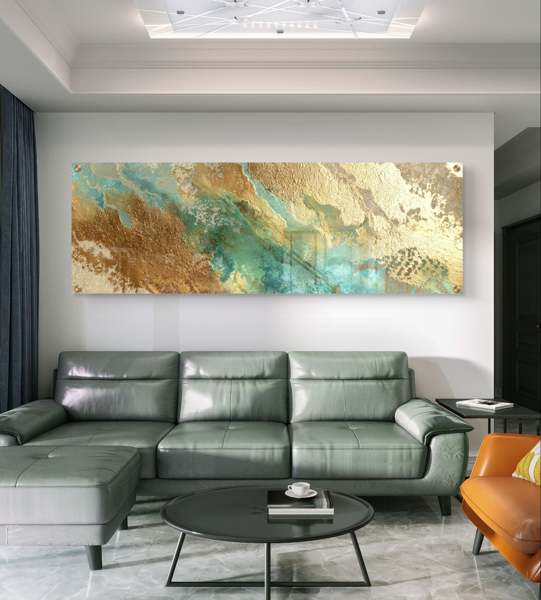 תמונת זכוכית פנורמית אבסטרקטית בגווני טורקיז וזהב עם מרקמים עשירים וזרימה טבעית בעיצוב יוקרתי לקיר הבית
