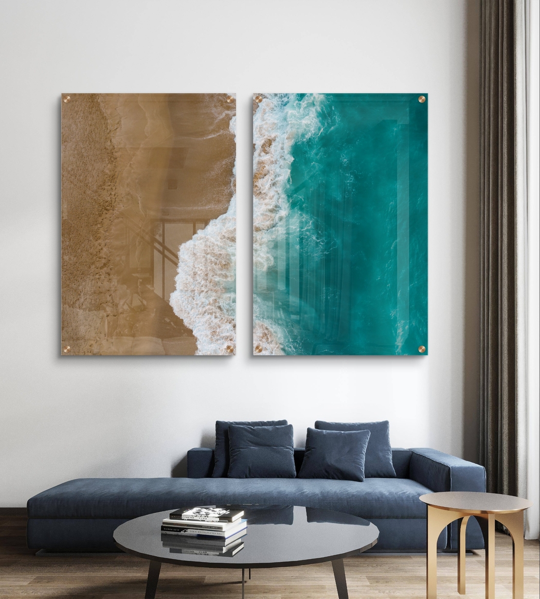 זוג תמונות זכוכית במבט על של חוף וים, מפגש בין חול חמים למים טורקיזיים בעיצוב מודרני ורגוע לקיר הבית